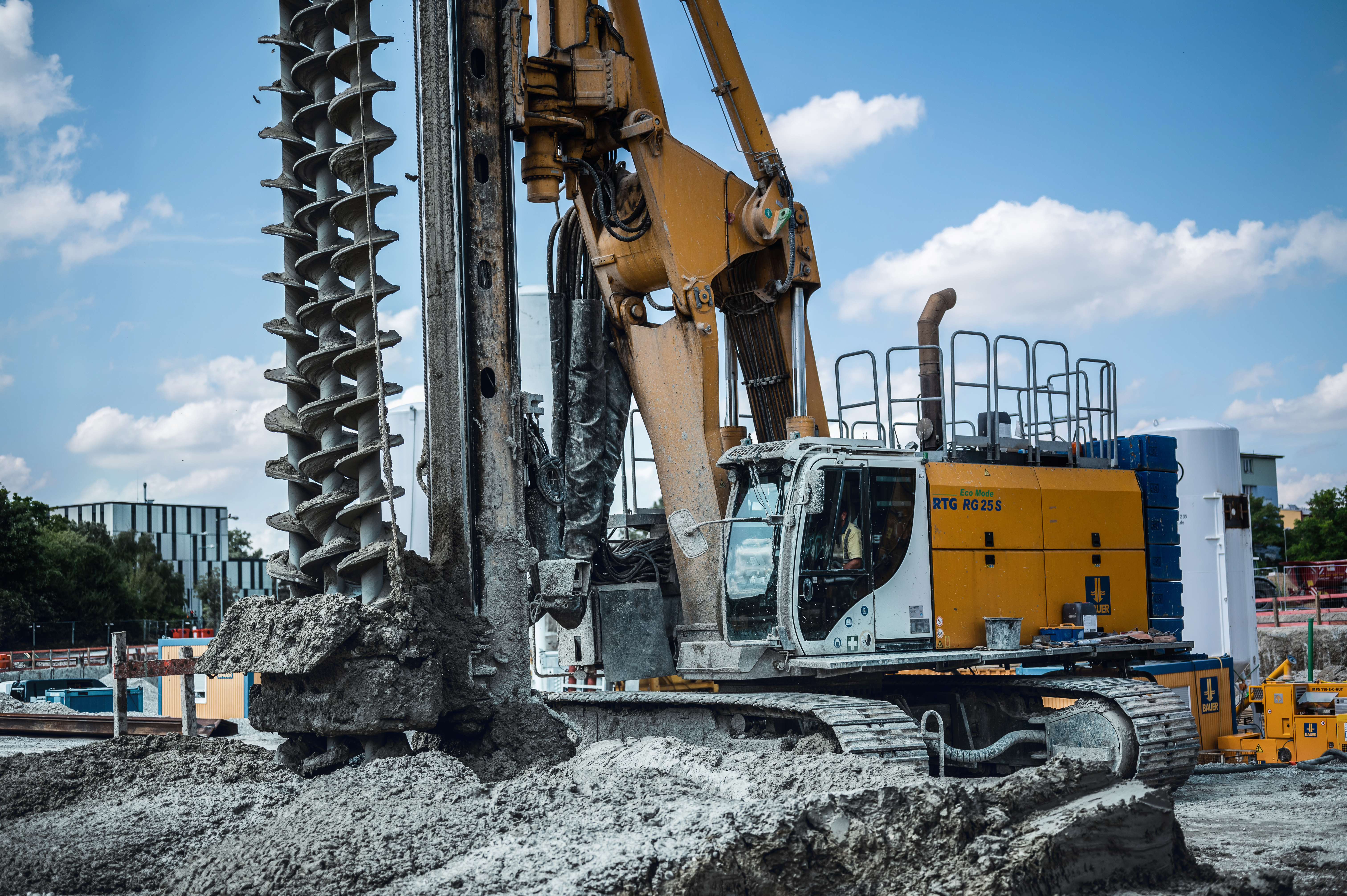 RTG Rammtechnik GmbH: Pile driver with fixed leader RG 25 S