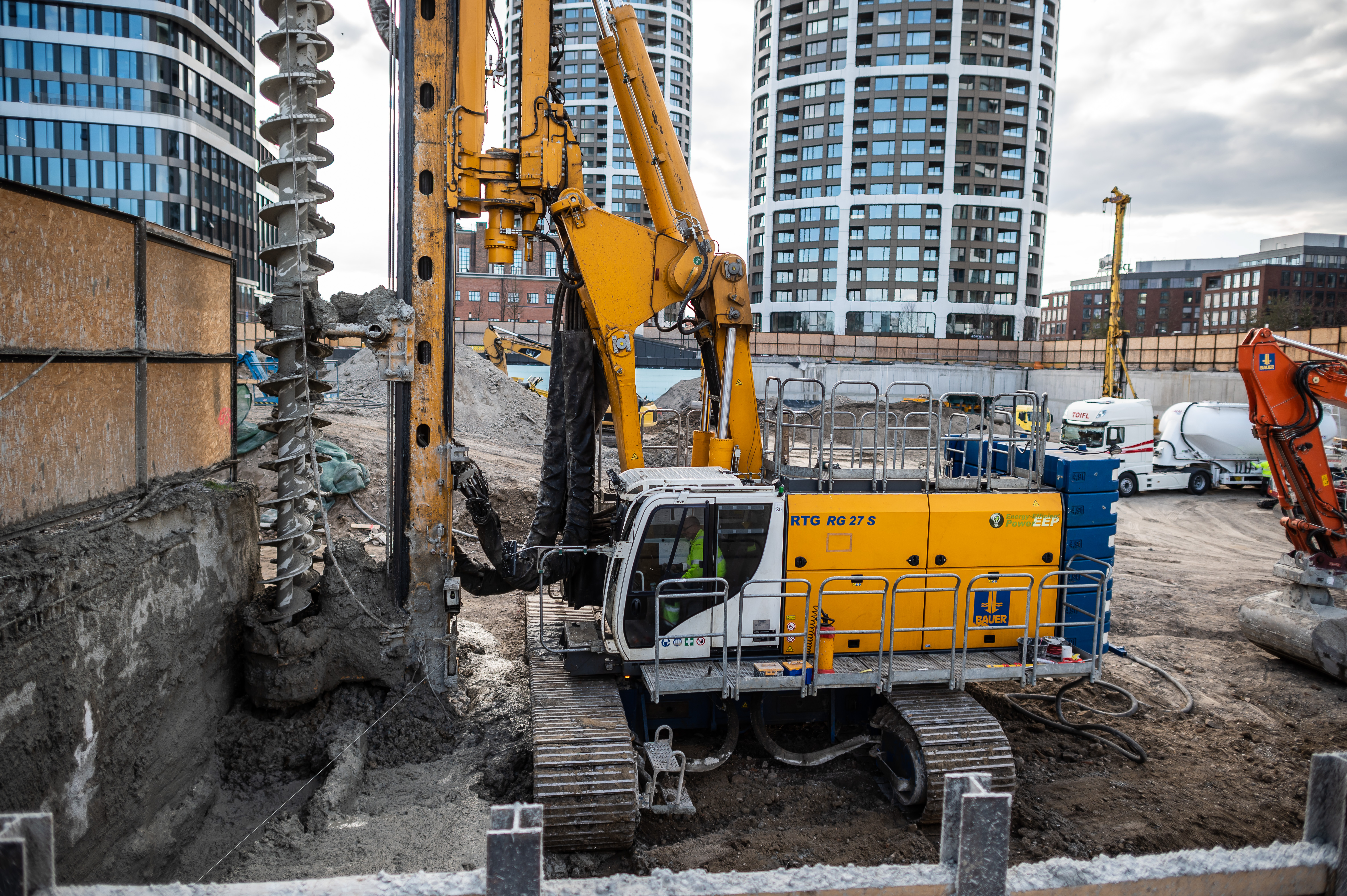 RTG Rammtechnik GmbH: Pile driver with fixed leader RG 27 S