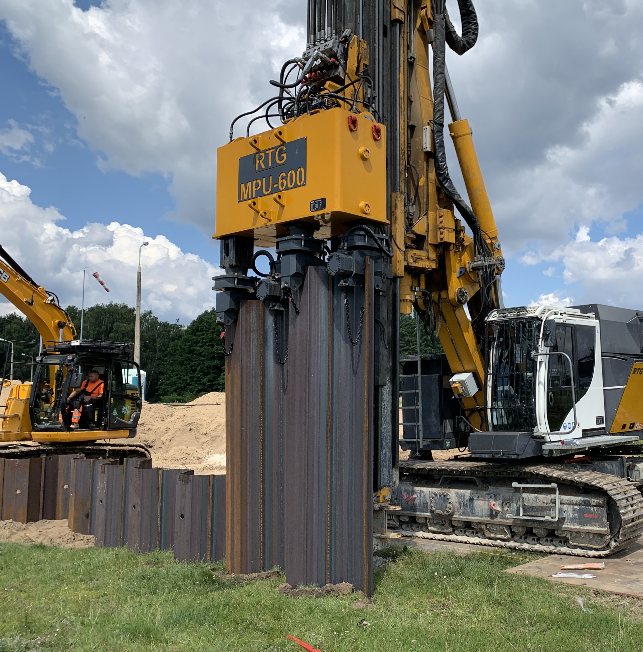 The leader-mounted press system MPU 600 from RTG Rammtechnik