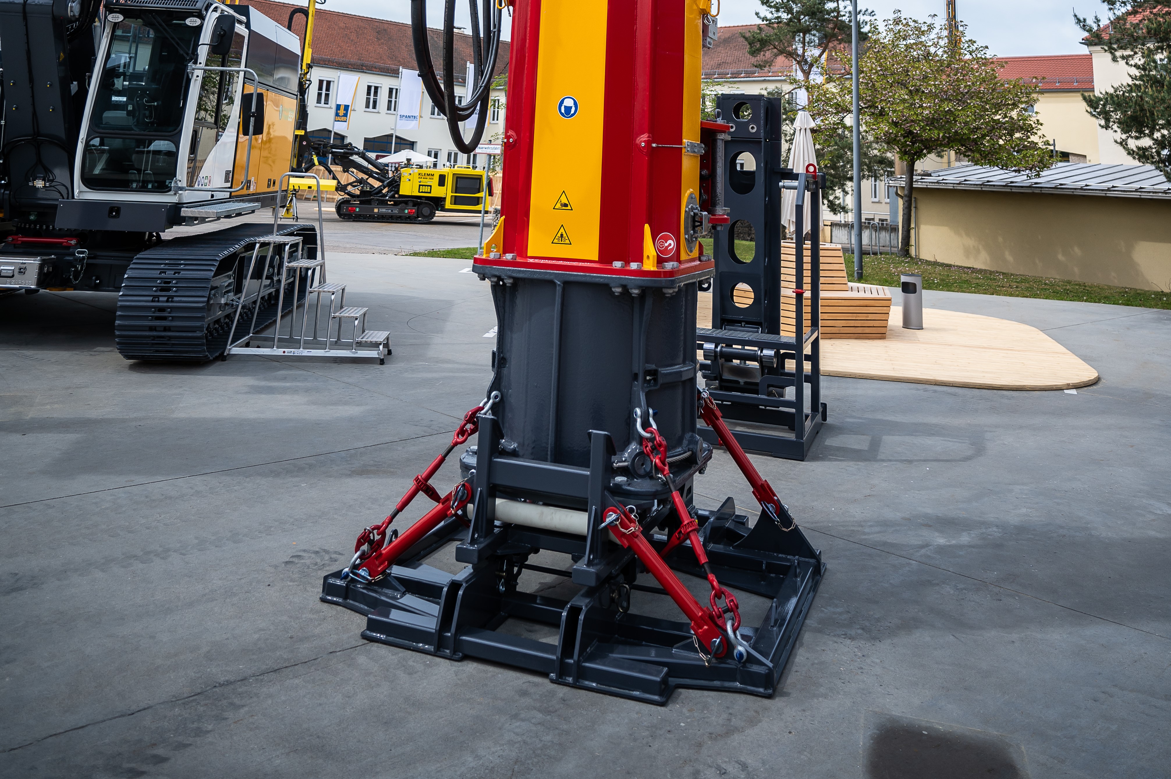 The pile hammer series HRS from RTG Rammtechnik GmbH is an entirely new development: an accelerated pile hammer for impact driving work.