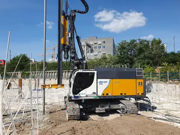 RTG Rammtechnik GmbH: Pile driver with telescopic leader RG 19 T hybrid