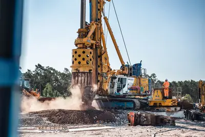Pfahl für Pfahl: Im Kellybohrverfahren entsteht die Umschließung der 30 m tiefen Hauptbaugrube.