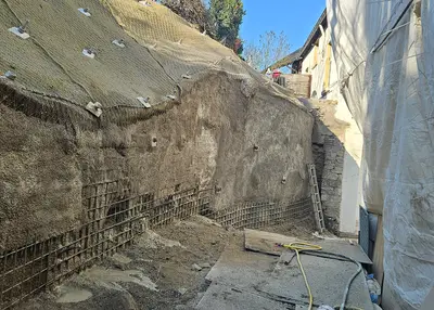 Insgesamt werden rund 150 m² mit 75 t Spritzbeton gesichert.