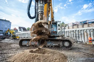 Tief im Boden: Eine BAUER BG 39 bei der Pfahlherstellung für das Fundament.